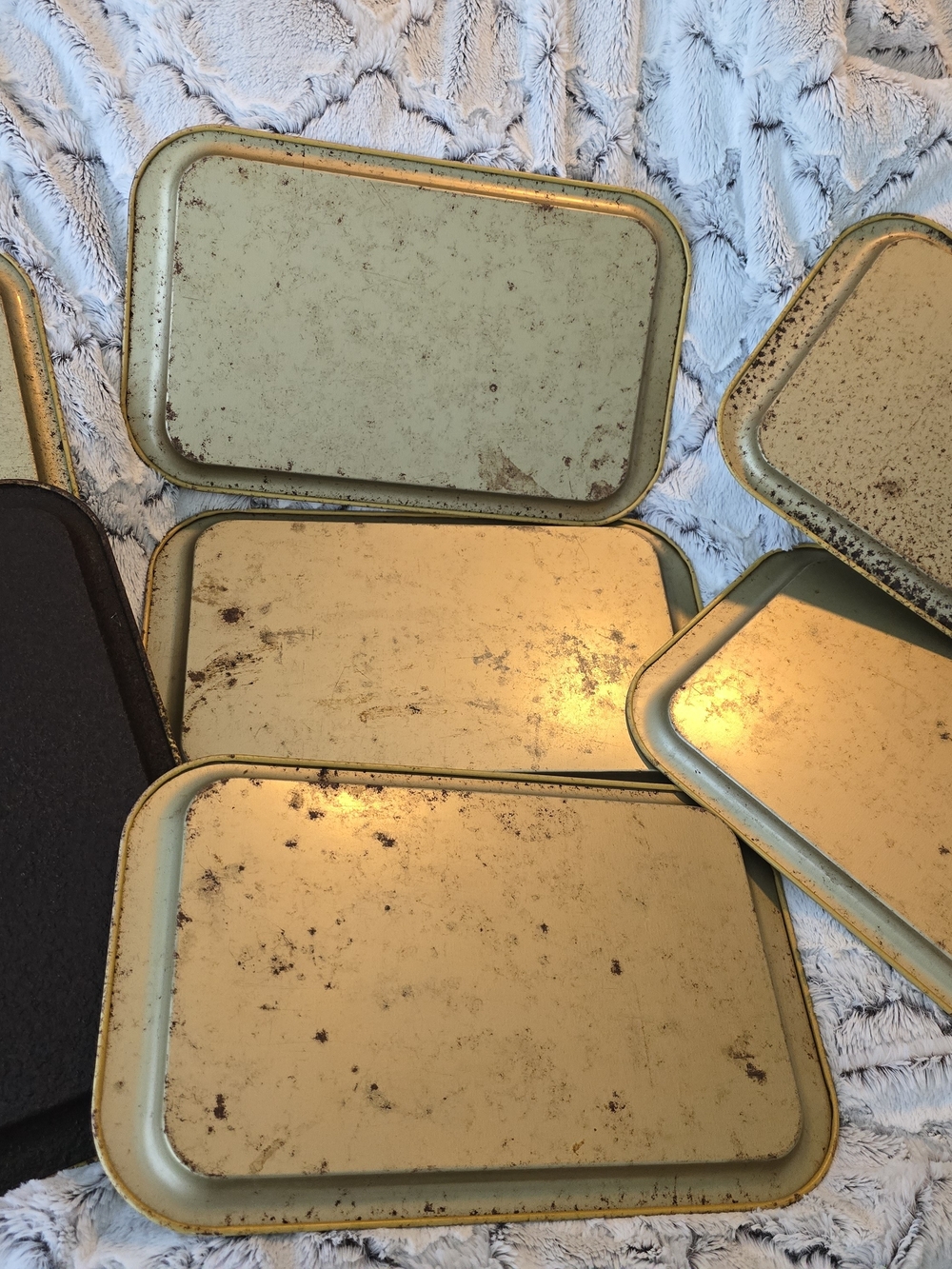 Set of 7  Vintage Decorative Art Deco Metal Serving Trays Cream & Gold  Rusty - Picture 4 of 4